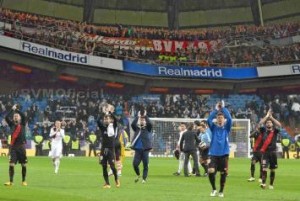 Aplauso de los jugadores a la afición del Rayo