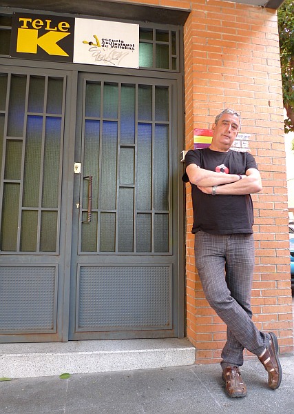 Francisco Pérez, fundador de la cadena en la entrada de la emisora