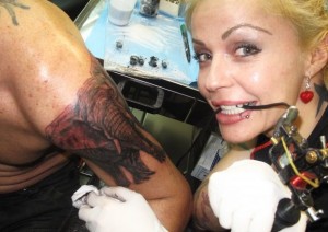 Rebeka y uno de sus tatuajes