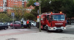 Bomberos sofocando finalmente el incendio del vehículo