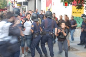 Carga contra los cámaras y la prensa