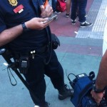 Agentes pidiendo la documentación al cámara de la 6ª Sexta