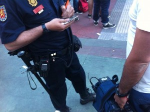 Agentes pidiendo la documentación al cámara de la 6ª Sexta