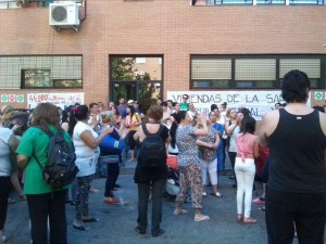 Vecinos congregados en la entrada del portal