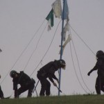 Policías desmantelando el monumento de la acampada