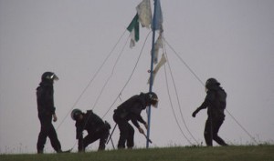 Policías desmantelando el monumento de la acampada