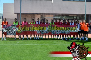 Jugadores del club apoyando a los Bukaneros
