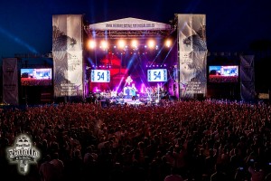 Público que acudió al evento en la pradera de la Cartuja de Sevilla