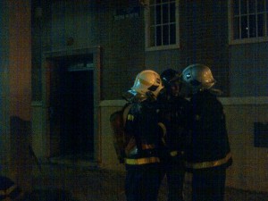 Dotación de bomberos en la entrada del edificio