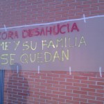 Cartel en la fachada del edificio - Foto @VecinosdelPozo