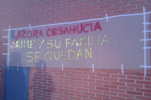 Cartel en la fachada del edificio - Foto @VecinosdelPozo