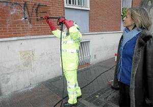 Limpieza de una de las pintadas