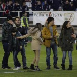 Actores de "Vive Cantando" en el terreno de juego