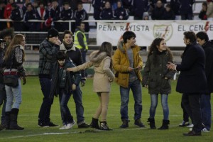 Actores de "Vive Cantando" en el terreno de juego