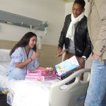 Mojica y Trashorras repartiendo regalos entre los pacientes