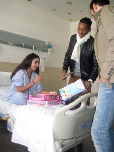 Mojica y Trashorras repartiendo regalos entre los pacientes