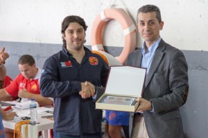 Vicepresidente de la Federación Madrileña de Salvamento y Socorrismo, Alberto González Santos, entrega una placa a Manuel Molinero Sánchez, Director del Hipermercado E.Leclerc Vallecas en reconocimiento de su apoyo y labor de promoción de esta disciplina deportiva al haber patrocinado el evento