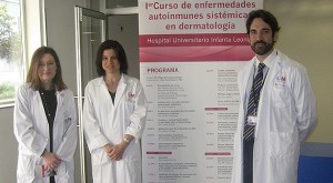 De izquierda a derecha, la gerente del Hospital, Carmen Pantoja, junto a Eva Chavarría (dermatóloga) y el jefe de Dermatología, Pablo de la Cueva.