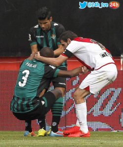 Trashorras del Rayo consuela al defensa Paulau del Betis tras meter un gol en propia puerta y pedir el cambio. Foto: 24h