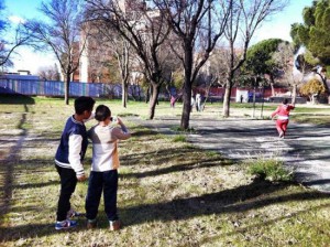 Alumnos tomando fotografías