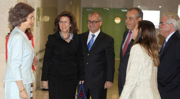 La Reina Sofía visita el Centro Alzheimer de Vallecas junto a la presidenta de Champalimaud