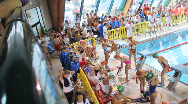 Equipo cadete femenino, con su inconfundible gorro naranja, preparándose para la prueba 4x50 aletas, donde consiguieron la medalla de bronce