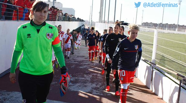 Jugadoras de ambos equipos a la entrada al terreno