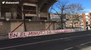 Pancartas en los aledaños al estadio