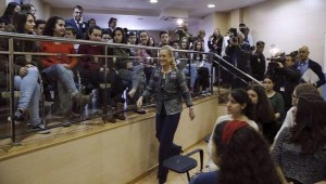 La delegada del gobierno Cristina Cifuentes en el Colegio Gredos de Vallecas