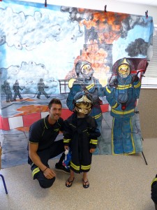 Uno de los peques con uno de los bomberos