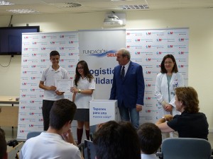 Alumnos del Sagrado Corazón recogiendo el diploma de colaboración