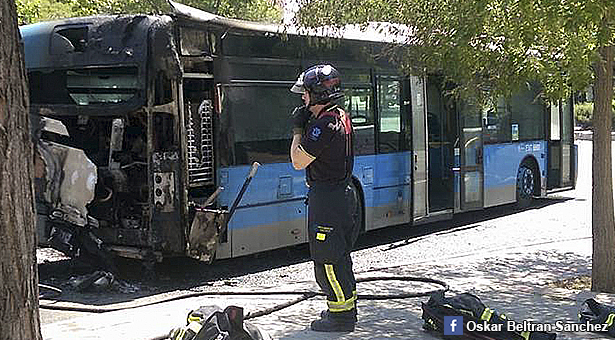 Incendio de un autobús cerca del metro de Miguel Hernández