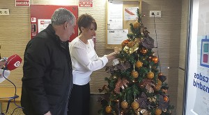 El concejal-presidente del distrito, Francisco Pérez Ramos y la periodista Irma Soriano dejando su recuerdo en el Árbol