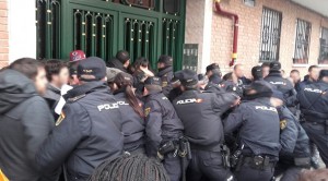 Carga policial en la entrada del inmueble