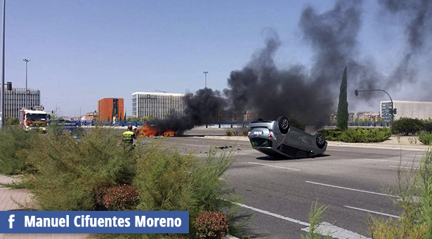 Ilesos los ocupantes y conductores de dos vehículos tras un fuerte accidente en la rotonda del Ensanche de Vallecas con M-45