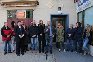 Francisco Pérez Ramos, concejal de los distritos junto a los familiares del piloto