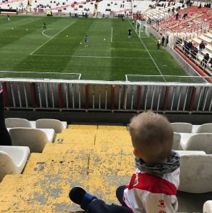 Iker en la grada del Estadio de Vallecas