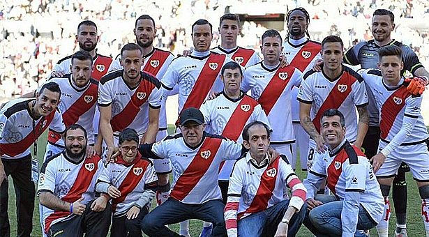 Fran Fuentes, Alberto Nieto Fernández, Sergio Olmo y Roberto Chinchilla en el saque de honor en el Estadio de Vallecas