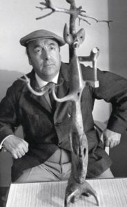 Pablo Neruda ante la escultura de Alberto Sánchez Cazador de raíces. Moscú, 1962.