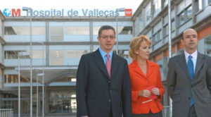 Alberto Ruiz-Gallardón, Esperanza Aguirre y Manuel Lamela en el acceso principal del "Hospital de Vallecas"