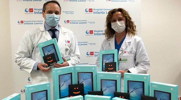 Los hospitales Infanta Leonor y Virgen de la Torre facilitan la comunicación de los pacientes con sus familiares gracias a la donación de tablets