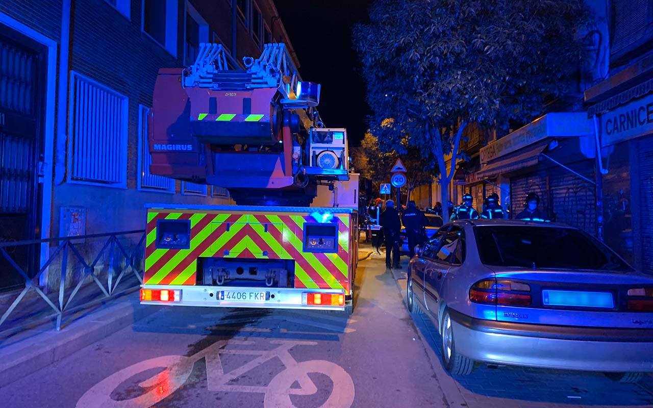 Rescatan a tres personas de un incendio en una inmueble de la calle Monte Igueldo