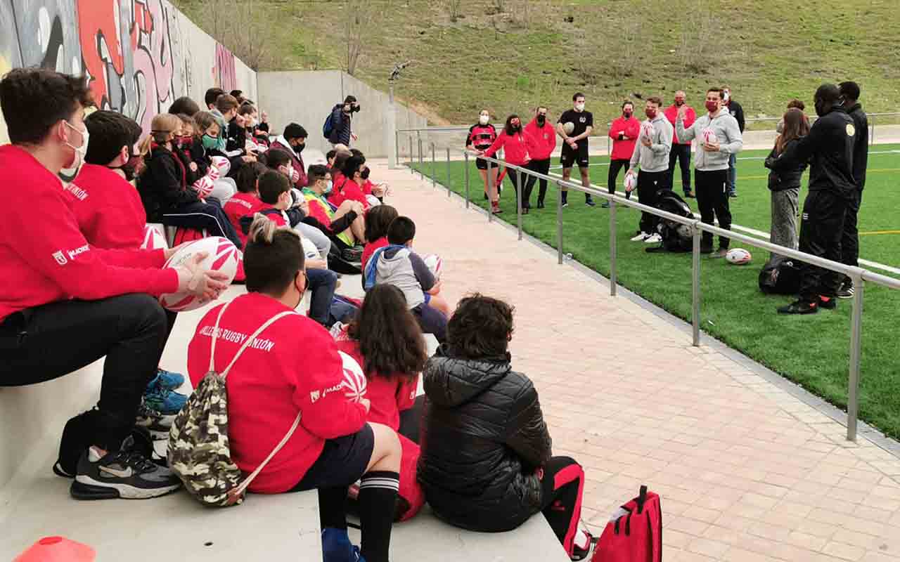 La Escuela del Vallecas Rugby Unión recibe la visita de jugadores internacionales de Rugby 7