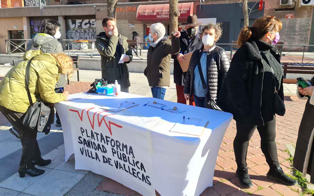 La Plataforma por la Sanidad Pública de Villa de Vallecas recoge 3.000 firmas en un fin de semana