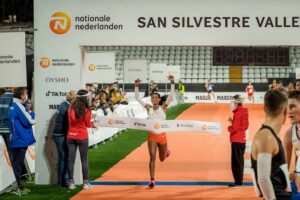La debutante atleta etíope Degitu Azimeraw cruzando la meta
