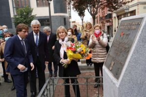 Isabel Comba y Emilio de Villota, padres de la piloto