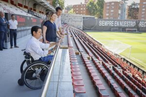 Grada lateral y zona adaptada para personas con movilidad reducida