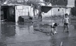 Casas inundadas de barro tras un lluvia