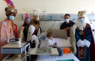 Los Reyes Magos visitan el Hospital Infanta Leonor para repartir ilusión entre los pacientes más pequeños