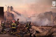 Incendio en una nave industrial de palets de madera y embalajes en Villa de Vallecas